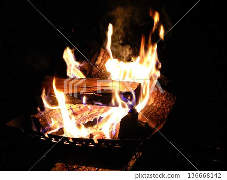 營地的篝火晚會 136668142