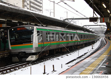 Shonan-Shinjuku Line E233 Series Train in Winter (Takasaki Line → Tokaido Line Direct: Rapid) 136668456