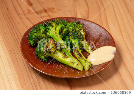 炭烤花椰菜:一道香氣撲鼻又健康的蔬菜菜餚 炭烤花椰菜:一道香氣撲鼻又健康的蔬菜菜餚 136668569