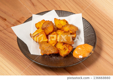 炸薯條，一種廣受歡迎的配菜，由新鮮炸製的酥脆薯條製成。 136668660