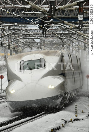 東海道新幹線:嚴冬時節的米原站,白雪皚皚的列車景象 東海道新幹線:嚴冬時節的米原站,白雪皚皚的列車景象 136668886