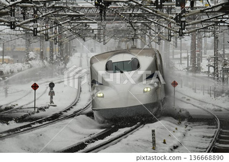 Tokaido Shinkansen: Maibara Station in the depths of winter, snow-covered train scene Tokaido Shinkansen: Maibara Station in the depths of winter, snow-covered train scene 136668890