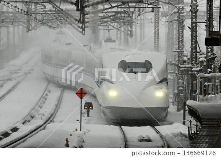 Tokaido Shinkansen: Maibara Station in the depths of winter, snow-covered train scene Tokaido Shinkansen: Maibara Station in the depths of winter, snow-covered train scene 136669126