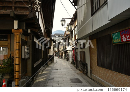 Autumn streetscape of the cobblestone streets of Shibu Onsen (Yamanouchi Town, Nagano Prefecture) Autumn streetscape of the cobblestone streets of Shibu Onsen (Yamanouchi Town, Nagano Prefecture) 136669174