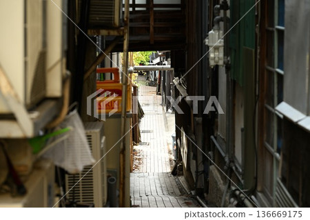 秋日里澀溫泉鵝卵石街道的街景（長野縣山之內町） 136669175