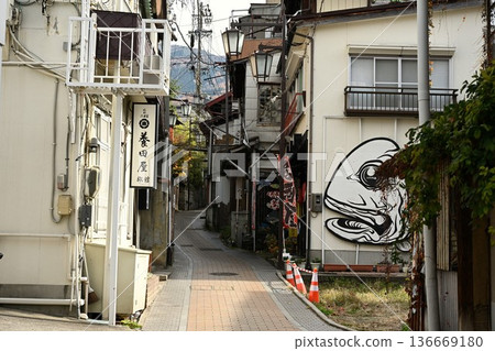 Autumn streetscape of the cobblestone streets of Shibu Onsen (Yamanouchi Town, Nagano Prefecture) Autumn streetscape of the cobblestone streets of Shibu Onsen (Yamanouchi Town, Nagano Prefecture) 136669180
