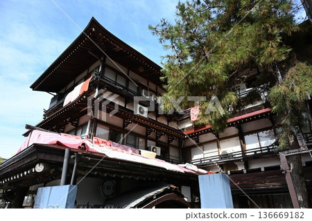 Autumn streetscape of the cobblestone streets of Shibu Onsen (Yamanouchi Town, Nagano Prefecture) Autumn streetscape of the cobblestone streets of Shibu Onsen (Yamanouchi Town, Nagano Prefecture) 136669182