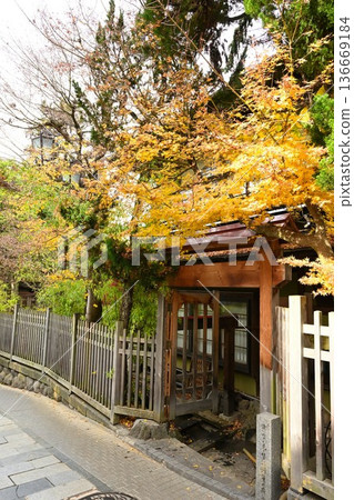 秋日里澀溫泉鵝卵石街道的街景（長野縣山之內町） 136669184