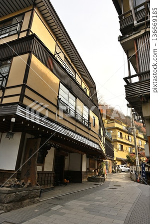 秋日里澀溫泉鵝卵石街道的街景（長野縣山之內町） 136669185