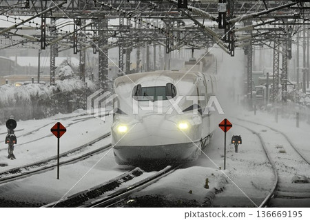 Tokaido Shinkansen: Maibara Station in the depths of winter, snow-covered train scene Tokaido Shinkansen: Maibara Station in the depths of winter, snow-covered train scene 136669195