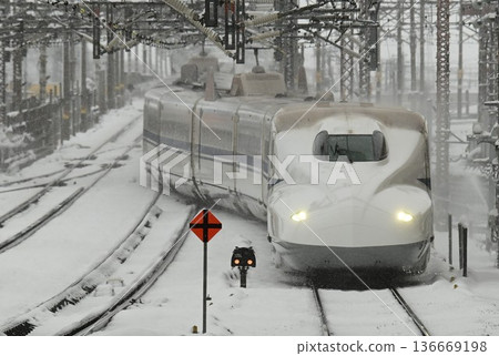 東海道新幹線:嚴冬時節的米原站,白雪皚皚的列車景象 東海道新幹線:嚴冬時節的米原站,白雪皚皚的列車景象 136669198