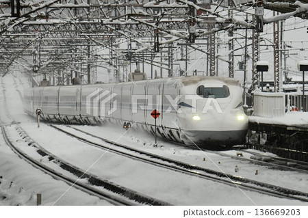 東海道新幹線:嚴冬時節的米原站,白雪皚皚的列車景象 東海道新幹線:嚴冬時節的米原站,白雪皚皚的列車景象 136669203
