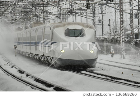東海道新幹線:嚴冬時節的米原站,白雪皚皚的列車景象 東海道新幹線:嚴冬時節的米原站,白雪皚皚的列車景象 136669260