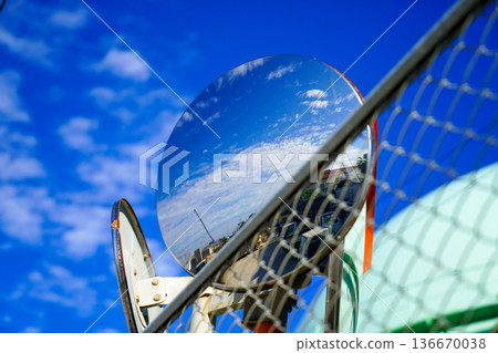 Blue sky, convex mirror, reflection, through the fence, everyday scenery Blue sky, convex mirror, reflection, through the fence, everyday scenery 136670038