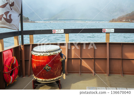 從觀光船上眺望河口湖(山梨縣) 從觀光船上眺望河口湖(山梨縣) 136670040
