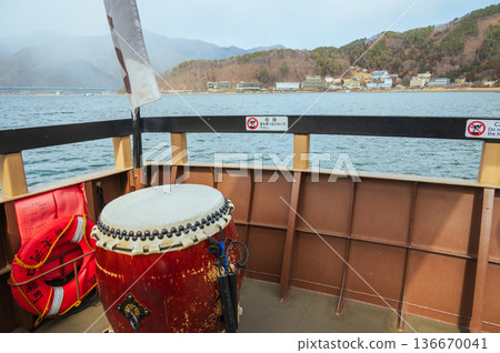 從觀光船上眺望河口湖(山梨縣) 從觀光船上眺望河口湖(山梨縣) 136670041