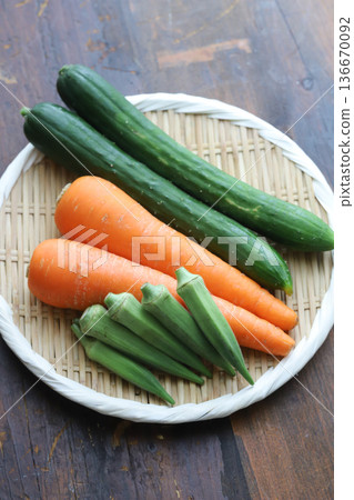 夏季蔬菜(黃瓜、秋葵、胡蘿蔔) 夏季蔬菜(黃瓜、秋葵、胡蘿蔔) 136670092