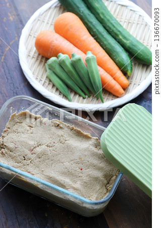 黃瓜、秋葵、胡蘿蔔和米糠 黃瓜、秋葵、胡蘿蔔和米糠 136670093