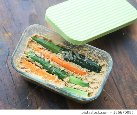 黃瓜、胡蘿蔔和秋葵用米糠醃製 136670095