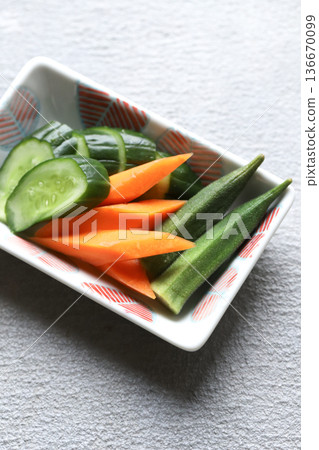 黃瓜、胡蘿蔔和秋葵用米糠醃製 136670099