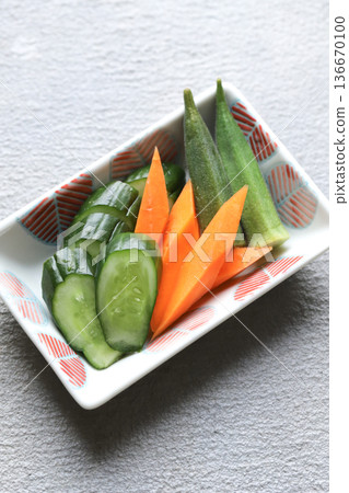 黃瓜、胡蘿蔔和秋葵用米糠醃製 136670100