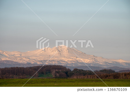 夕陽西下,白雪皚皚的山峰和丘陵倒映著落日——大雪山 夕陽西下,白雪皚皚的山峰和丘陵倒映著落日——大雪山 136670109