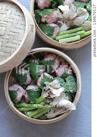 紫蘇葉包裹的蒸肉丸 紫蘇葉包裹的蒸肉丸 136670117