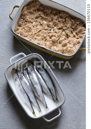 用米糠醃製的柳葉魚 136670119