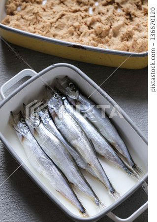 用米糠醃製的柳葉魚 136670120