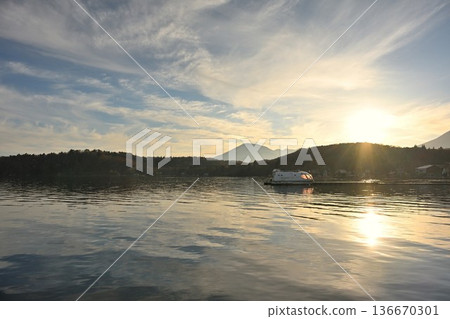 Lakeside scenery of Lake Nojiri colored by autumn leaves (Shinano Town, Nagano Prefecture) 136670301