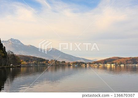 Lakeside scenery of Lake Nojiri colored by autumn leaves (Shinano Town, Nagano Prefecture) 136670307