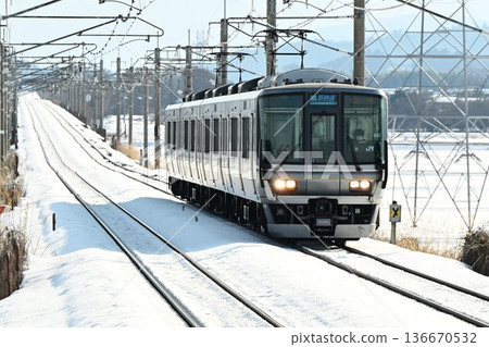 隆冬時節，一列特快列車駛過厚生線上的大皆中莊站。 136670532