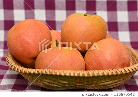 採摘的「月紅」蘋果（長野縣） 136670548