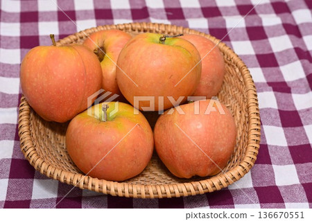 Harvested "Moon Rouge" apples (Nagano Prefecture) Harvested "Moon Rouge" apples (Nagano Prefecture) 136670551