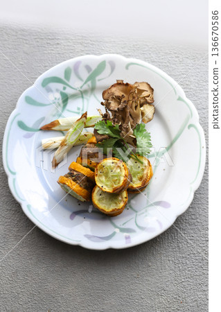 Zucchini meat sandwich 136670586