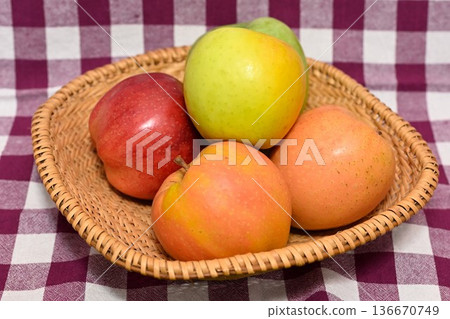 Group photo of apples from Nagano Prefecture (Nagano Prefecture) Group photo of apples from Nagano Prefecture (Nagano Prefecture) 136670749