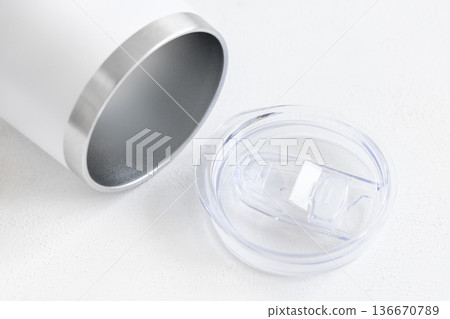 Open stainless steel insulated wine tumbler with transparent lids on white, product showcase Open stainless steel insulated wine tumbler with transparent lids on white, product showcase 136670789
