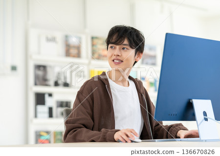 在辦公室工作的年輕工程師 在辦公室工作的年輕工程師 136670826