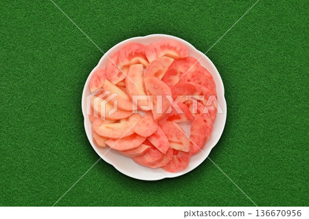 Moon Rouge apples, a Nagano specialty, served on a plate (Nagano Prefecture) Moon Rouge apples, a Nagano specialty, served on a plate (Nagano Prefecture) 136670956