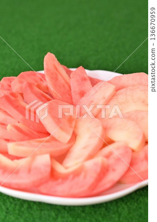 Moon Rouge apples, a Nagano specialty, served on a plate (Nagano Prefecture) Moon Rouge apples, a Nagano specialty, served on a plate (Nagano Prefecture) 136670959