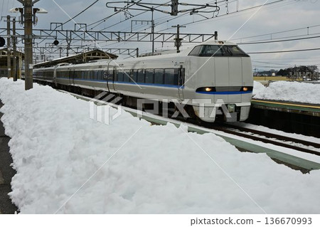 隆冬時節，一列行駛在厚生線上的特快列車駛過吾妻川站。 136670993