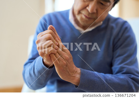 一位手指疼痛的亞洲老年男子 136671204
