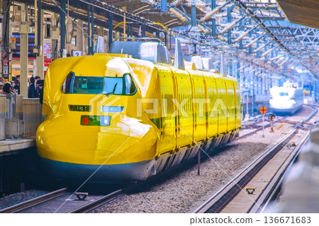 Japan's Yokohama cityscape: unusual and new scenery. Doctor Yellow arrives at Shin-Yokohama Station. A rare sight with a Shinkansen train visible in the background. 136671683
