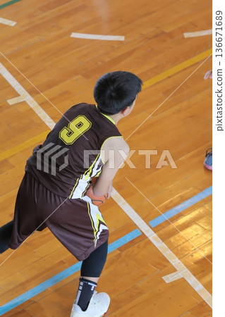 球員們在體育館打籃球 136671689