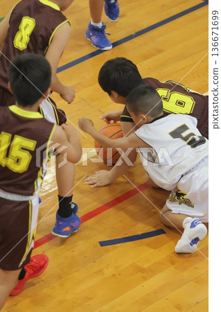 球員們在體育館打籃球 球員們在體育館打籃球 136671699