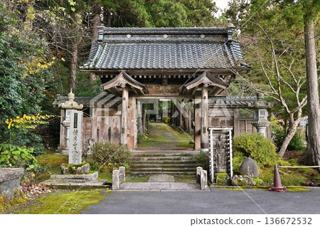 深秋時節,位於新潟縣新潟市西官區田月寺的庭院內 深秋時節,位於新潟縣新潟市西官區田月寺的庭院內 136672532