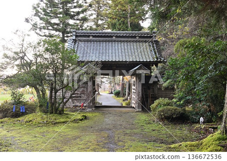 Late autumn in the grounds of Tanegetsuji Temple (Nishikan Ward, Niigata City, Niigata Prefecture) Late autumn in the grounds of Tanegetsuji Temple (Nishikan Ward, Niigata City, Niigata Prefecture) 136672536