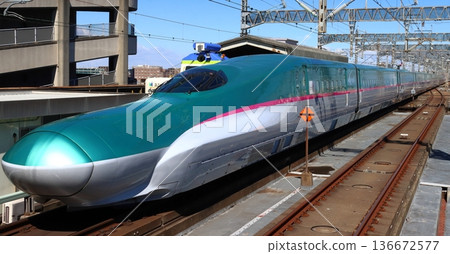 Tohoku Shinkansen E5 series (Akita Shinkansen E6 series combined) Tohoku Shinkansen E5 series (Akita Shinkansen E6 series combined) 136672577
