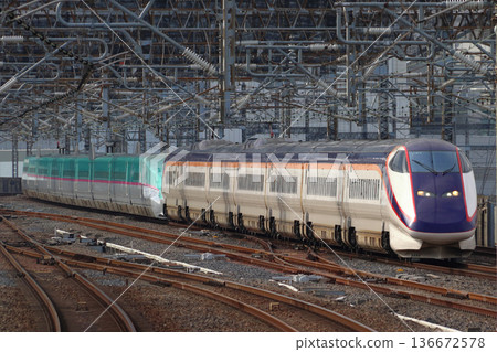 運行於東北新幹線的山形新幹線 E3 系翼(與 E5 系列合併) 運行於東北新幹線的山形新幹線 E3 系翼(與 E5 系列合併) 136672578