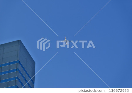 飛機在湛藍的天空中翱翔的極簡風格 136672953